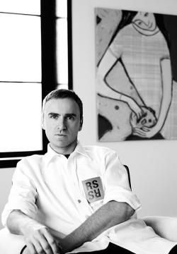 קלווין קליין בע"מ הודיעה על מינויו של ראף סימונס למנהל הקריאייטיב הראשי של המותג