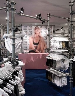 קלווין קליין בע"מ מודיעה על חוויית הקמעונאות לחגים עם אמזון פשן