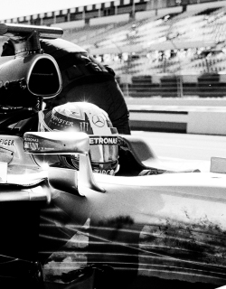 טומי הילפיגר יוצר שותפות עם אלופת העולם בפורמולה 1 Mercedes-AMG Petronas Motorsport