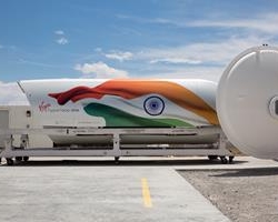 ראש השרים של מהרשטרה מבקר במתקן הניסויים של Virgin Hyperloop One כדי לצפות בניסוי חי