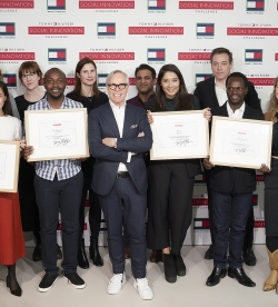 טומי הילפיגר קורא ליזמים חברתיים להתמודד באתגר סְפָר האופנה של טומי הילפיגר