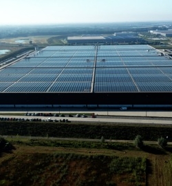 הושלמה ההתקנה של הגג הסולרי החזק ביותר בעולם שפועל כעת במחסן ומרכז הלוגיסטיקה המתקדם של PVH אירופה