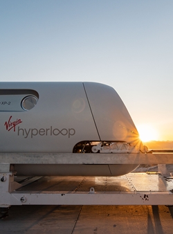 הנוסעים הראשונים נוסעים באופן בטוח בהייפרלופ