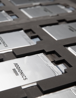 אדיוניקס סוגרת סבב גיוס של 27 מיליון דולר להגדלת הפיתוח של סוללות הדור הבא עם אלקטרודות תלת ממד חכמות