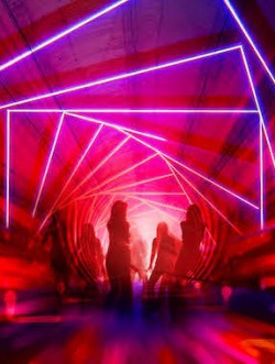 העולם מגיע לראשונה לבקר במנהרות וויניארד כחלק מ-Vivid Sydney 2023