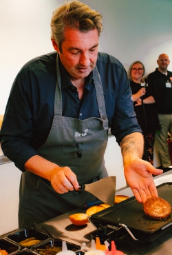 Mosa Meat מתכוננת לכניסה לשוק על ידי פתיחת קמפוס הבשר המתורבת הגדול בעולם עד כה ועבודה עם השף בעל שני כוכבי מישלן הנס ואן וולדה