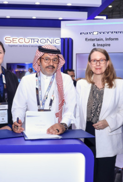 איזיסקרין וסקוטרוניק חתמו על הסכם מפיצים בתערוכת Intersec 2024 בנוכחות שרת הכלכלה והדיגיטל האוסטרית לשעבר מרגרטה שרמבאוק