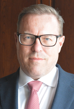 Starr ממנה את פיטר הירס כממשיך דרכו של האוורד סמית' בתפקיד מנהל כספים ראשי