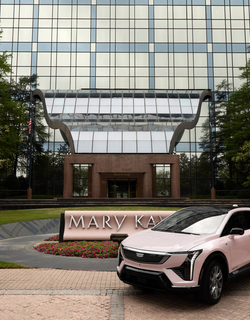 הקאדילק הוורוד והאייקוני של מרי קיי הופך לחשמלי עם OPTIQ החדש